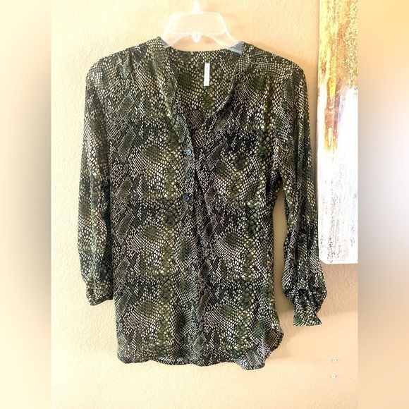 D.N.A Couture green and black snakeskin, sheer button front blouse size medium - Picture 1 of 7